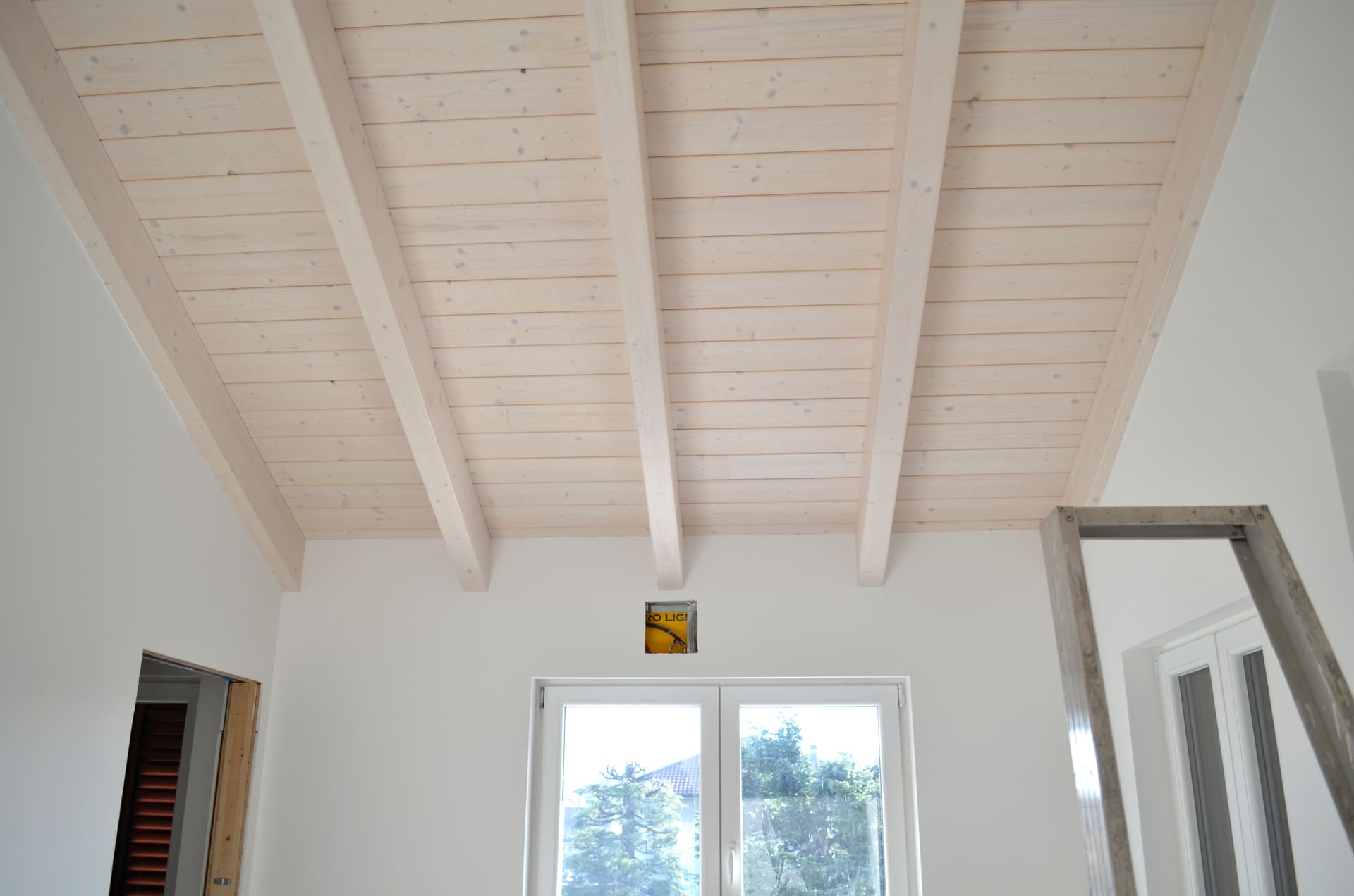 tetto in legno visto dall'interno di un appartamento