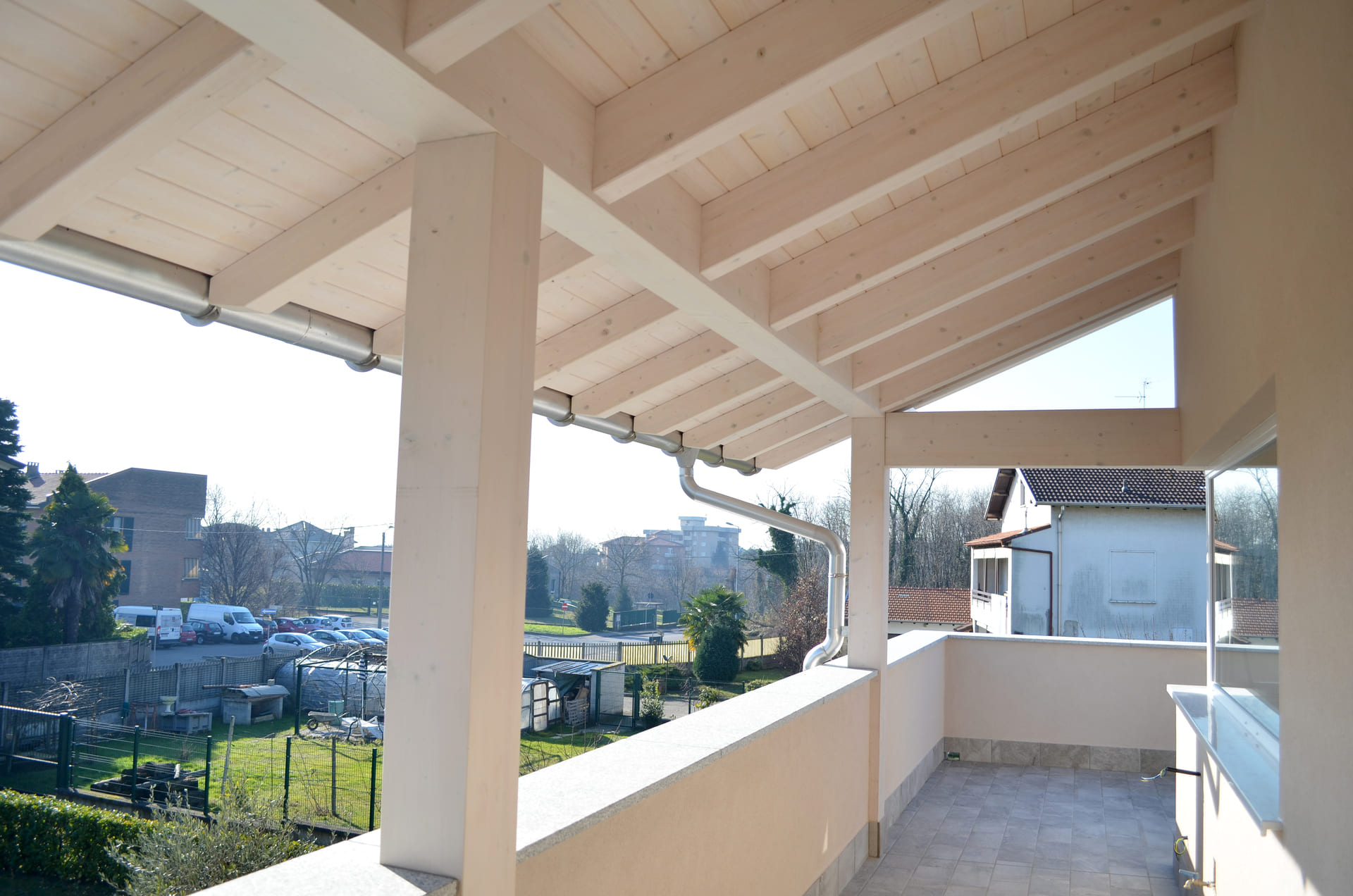 spiovente di tetto in legno con terrazzo