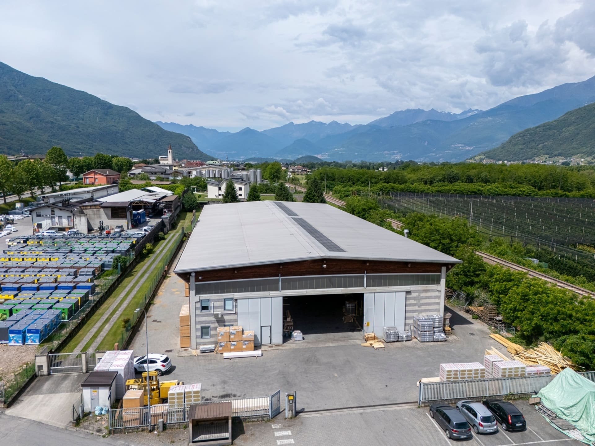 capannone per la produzione di tetti in legno di Franco Mariana Legnami