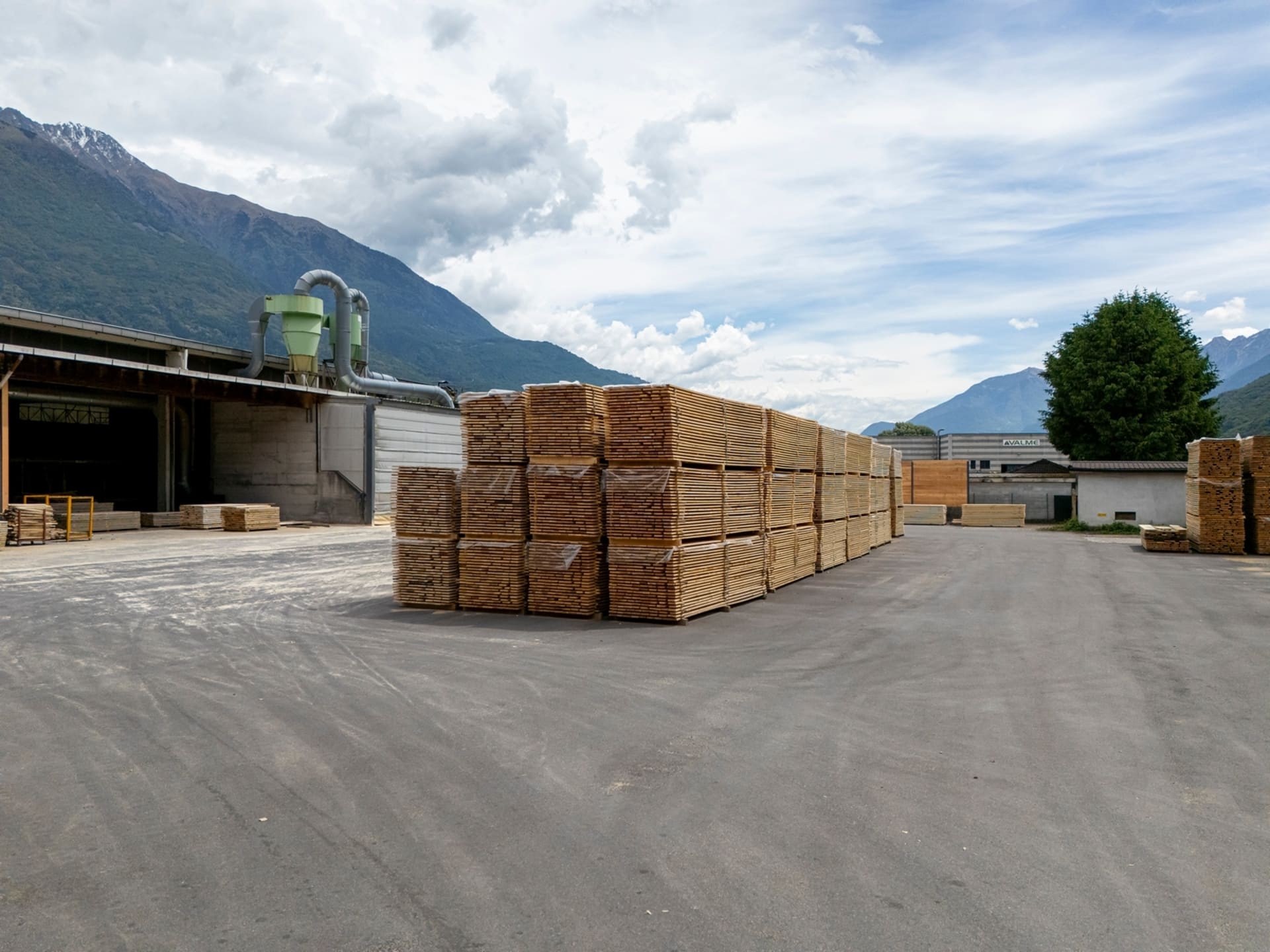 legname pronto per essere trasportato nel piazzale della segheria Franco Mariana Legnami in valtellina