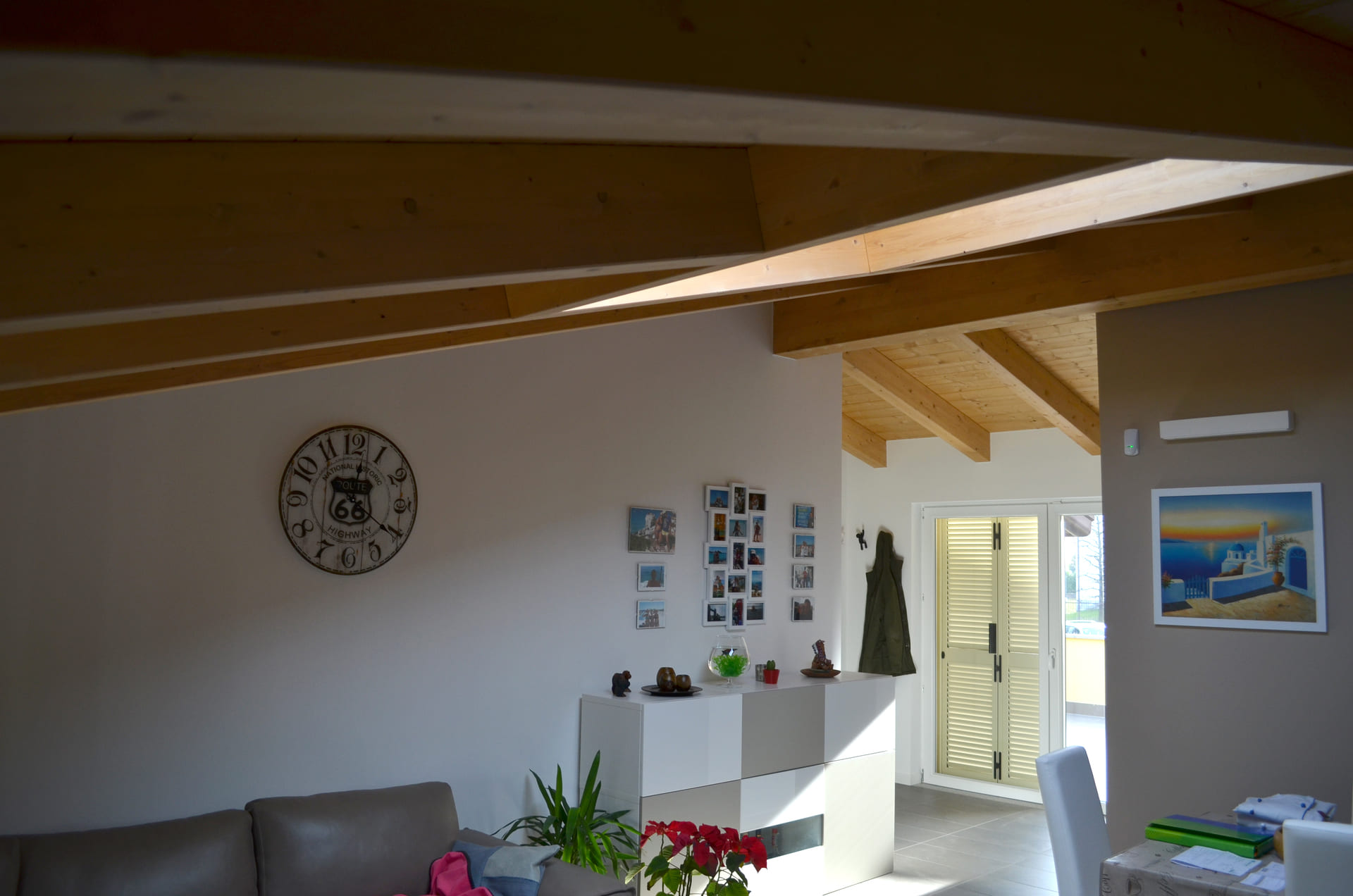 tetto in legno con travi a vista